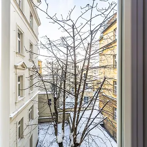 https://cozy-apartment-in-the-heart-of-prague.praguehotelsweb.com